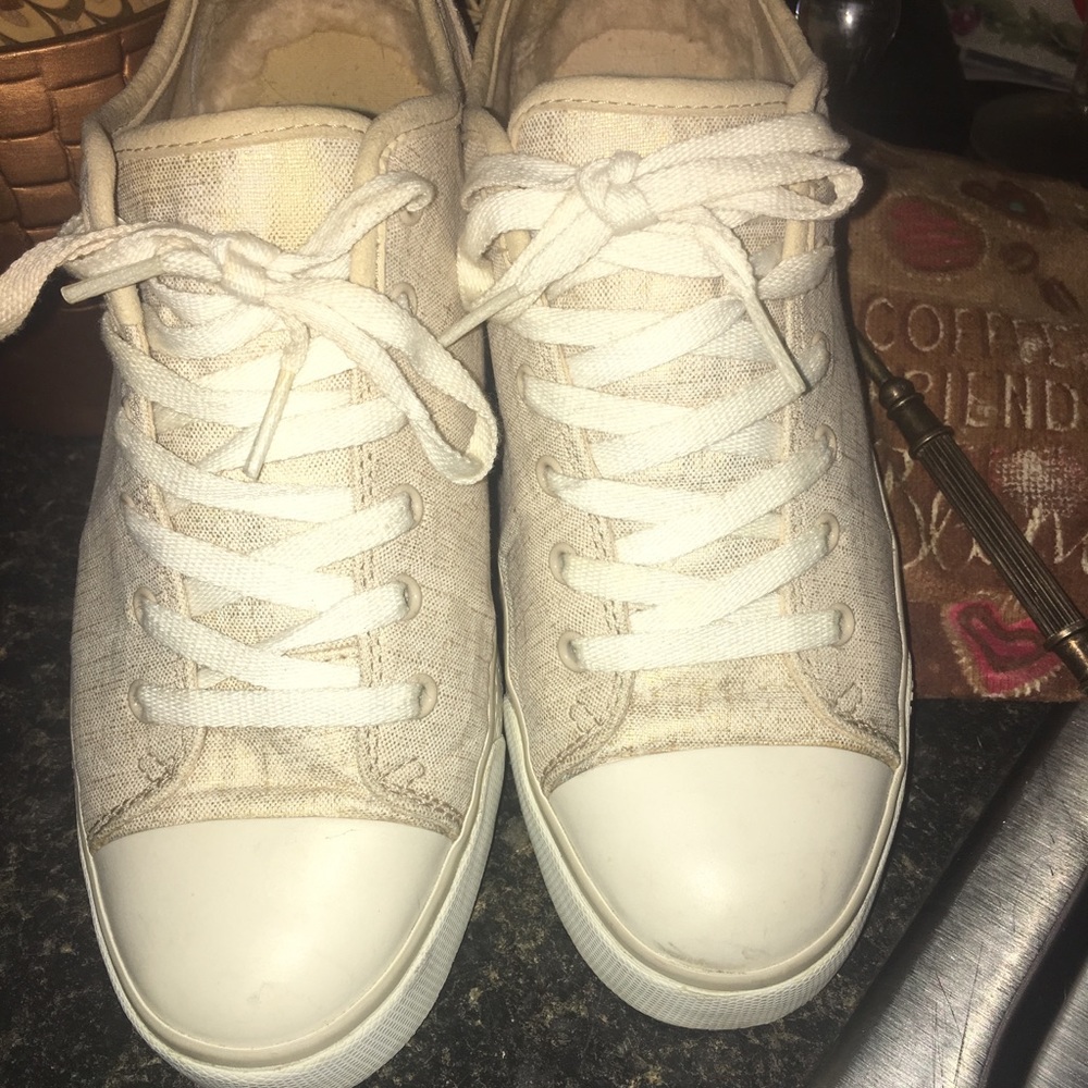 Beautiful Ugg  sneakers  soft fur lining